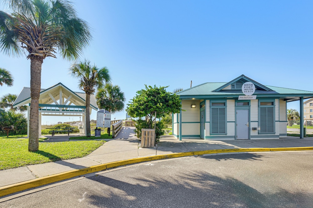 Walk to Okaloosa Island Beach: Coastal Condo!