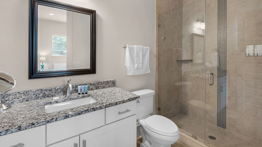 Stunning 4 Bd/4.5 BA - Free Wifi - Easy Walk to Beach