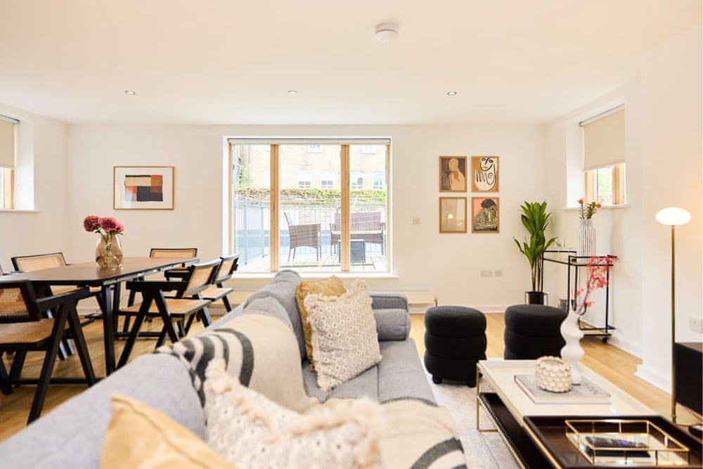 The Gwendolen Place - Contemporary 2bdr Flat w Terrace Balcony
