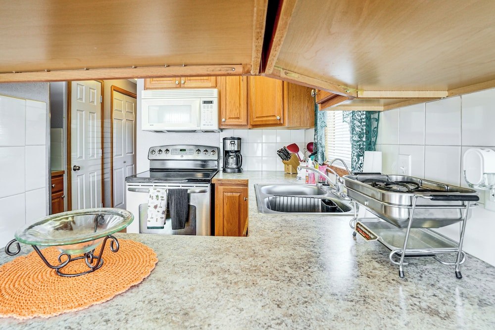 Pool, Hot Tub & Tennis Courts: Yuma Home Near Dtwn