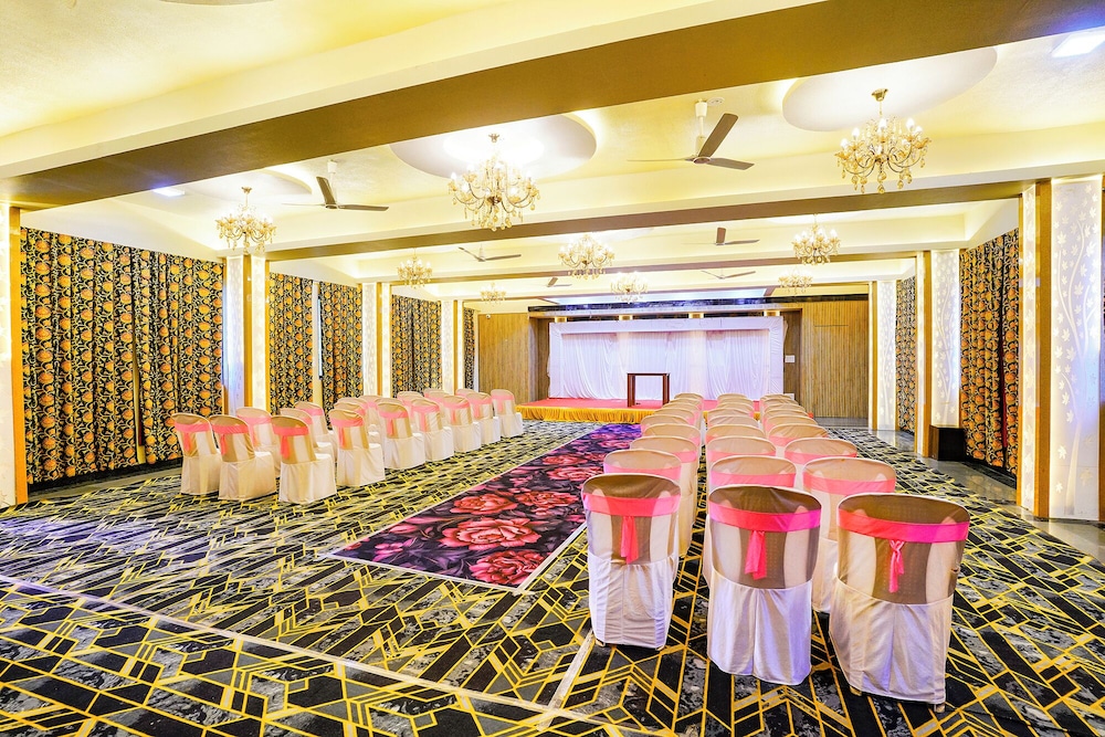 Fabhotel Sheen Residences