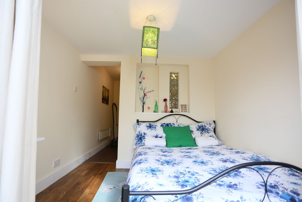 West Drayton Vacations - Sitara House - Property Image 1