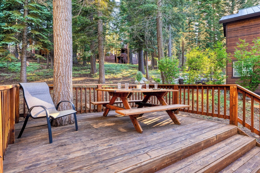 Cozy Escape w/ Hot Tub + Deck & Access to Tahoe Donner & Skiing Alpenglow Chalet by Avantstay