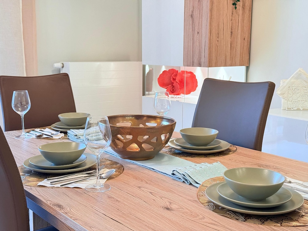 Comfort 2 bedrooms Apt w balcony&parking