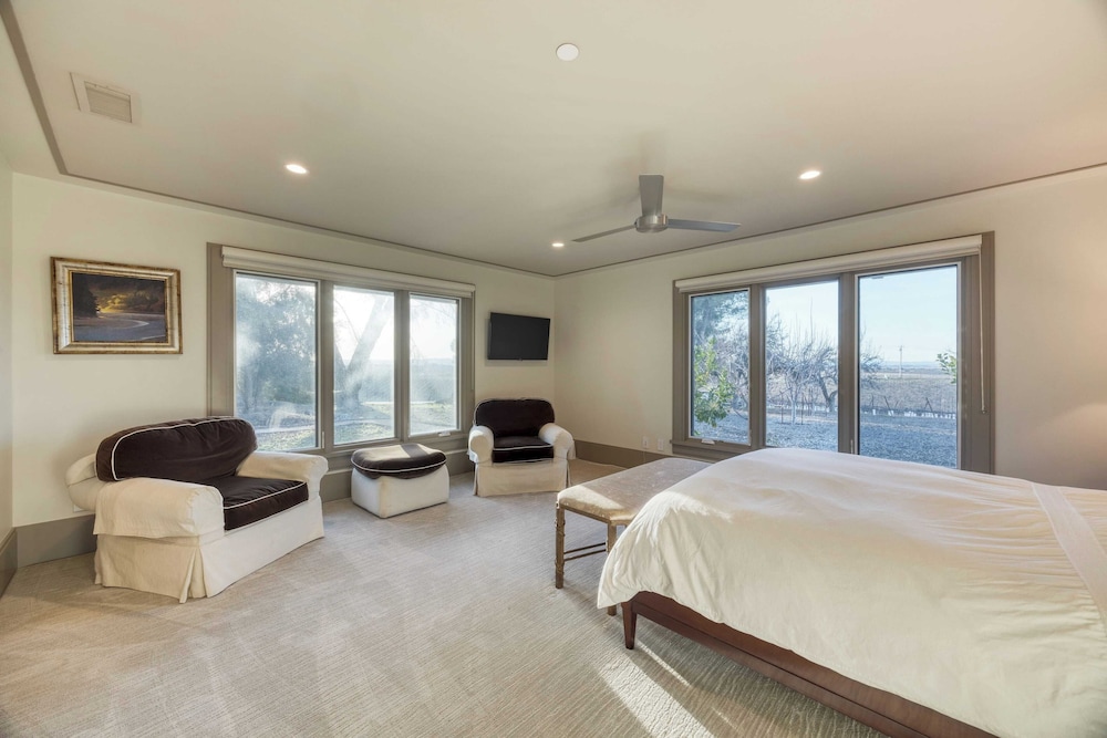 Private Pool, Firepit & Wine Room Near Top Paso Wineries Devi Ranch