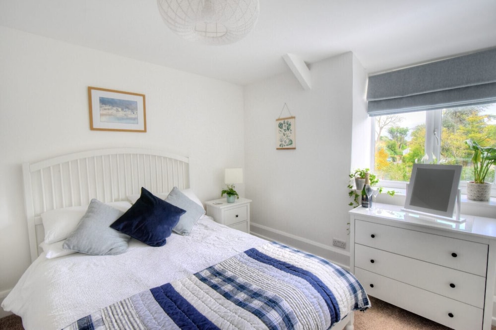 1 Lymbrook Cottages