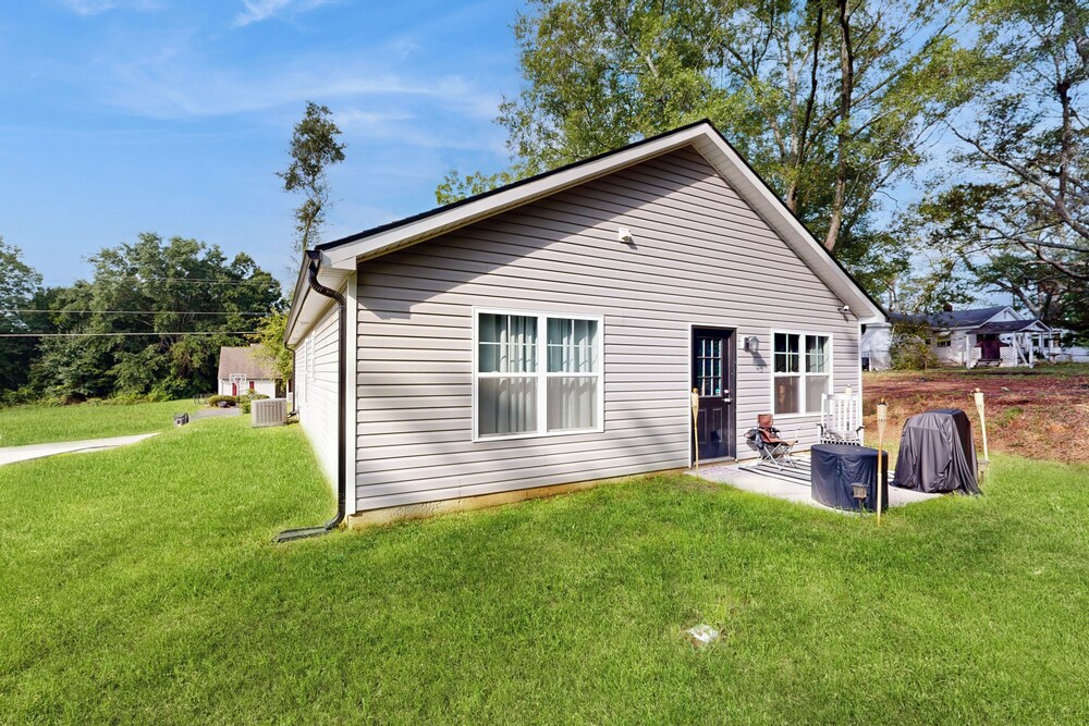 3BR Charming, Dog Friendly Home w/ Fire Pit!