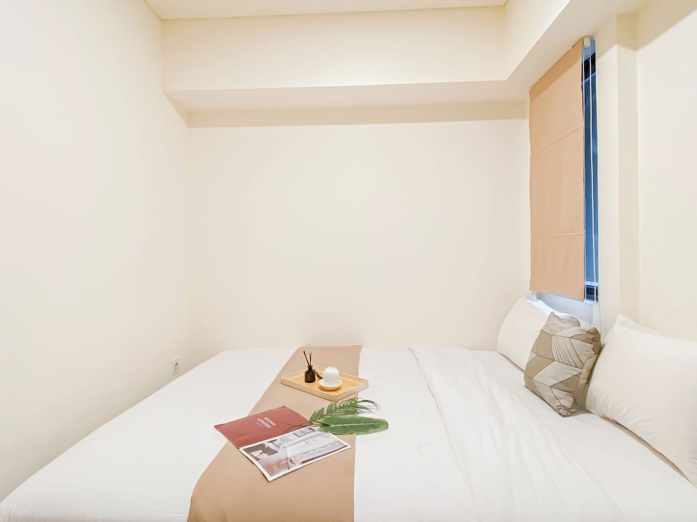 Warm And Cozy 1Br With Makeup Room At Meikarta Apartment