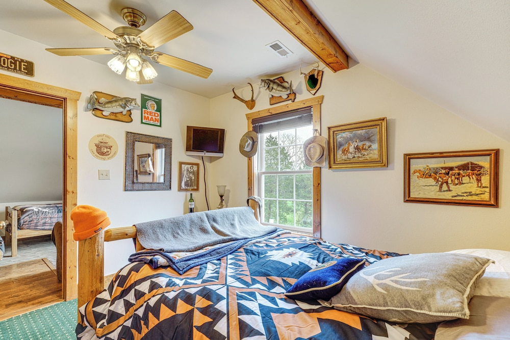 'the Lodge at Crider Creek' Getaway on 140 Acres!