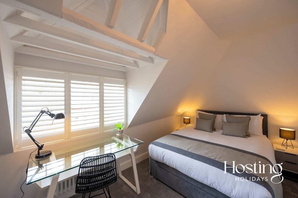 The Victoria - Central Luxury Home view 5