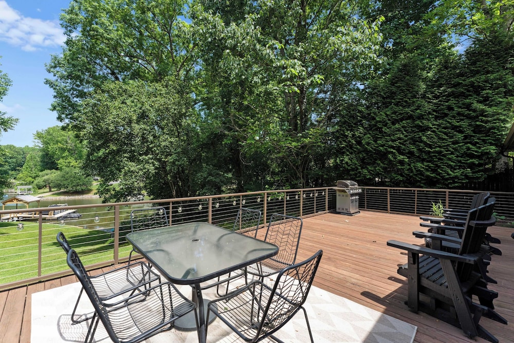 Shady Daze: Waterfront Home w/ Deck, Hot Tub & Lake Views