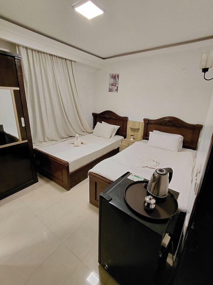 Pearl pyramids Inn