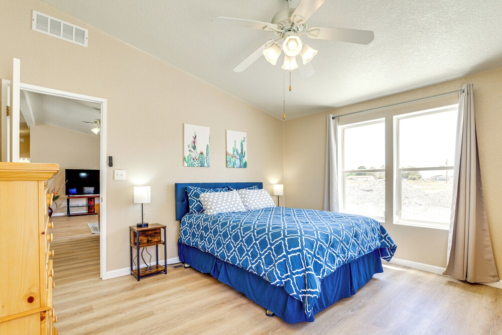 6 Mi to Downtown Pahrump: Scenic Desert Retreat