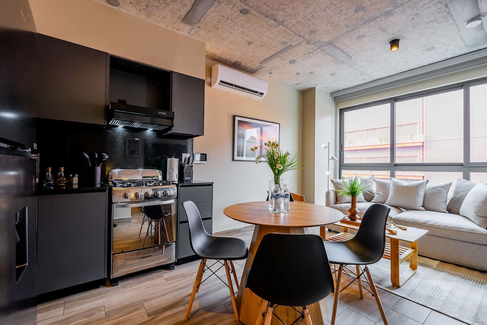 w Majestic 1BR w Great Pool in Centriqo