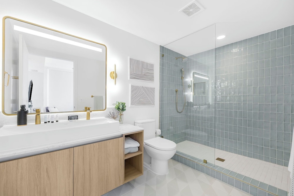 Experience Luxury & Bayfront Views