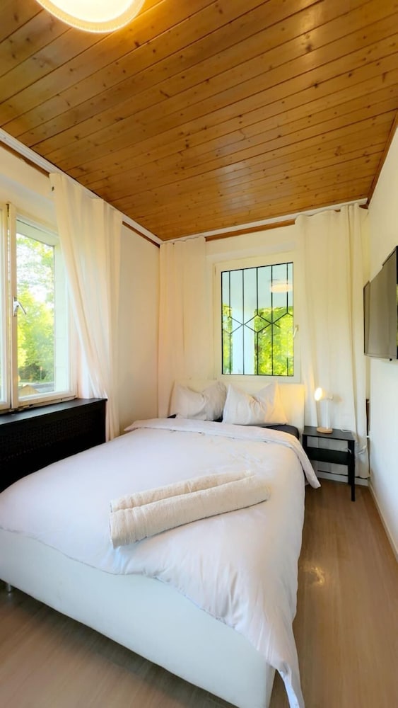 Cozy Garden Villa near Danube For 16P