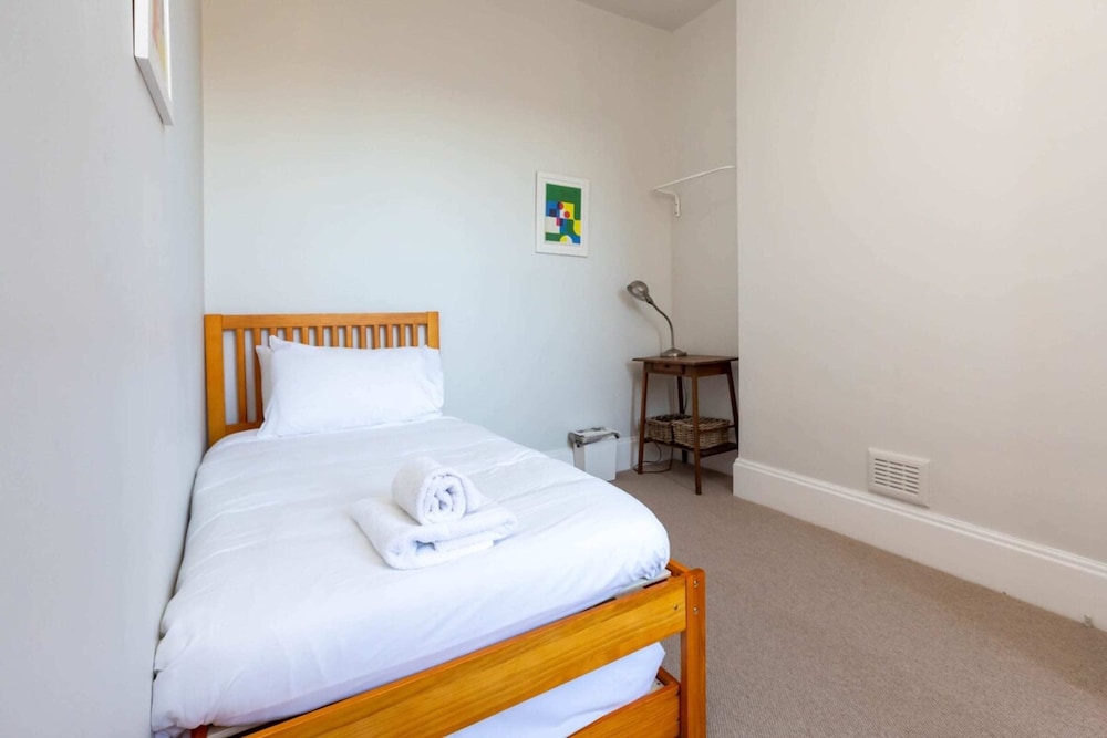 Spacious 2BD Flat By Regents Park & Camden Town!