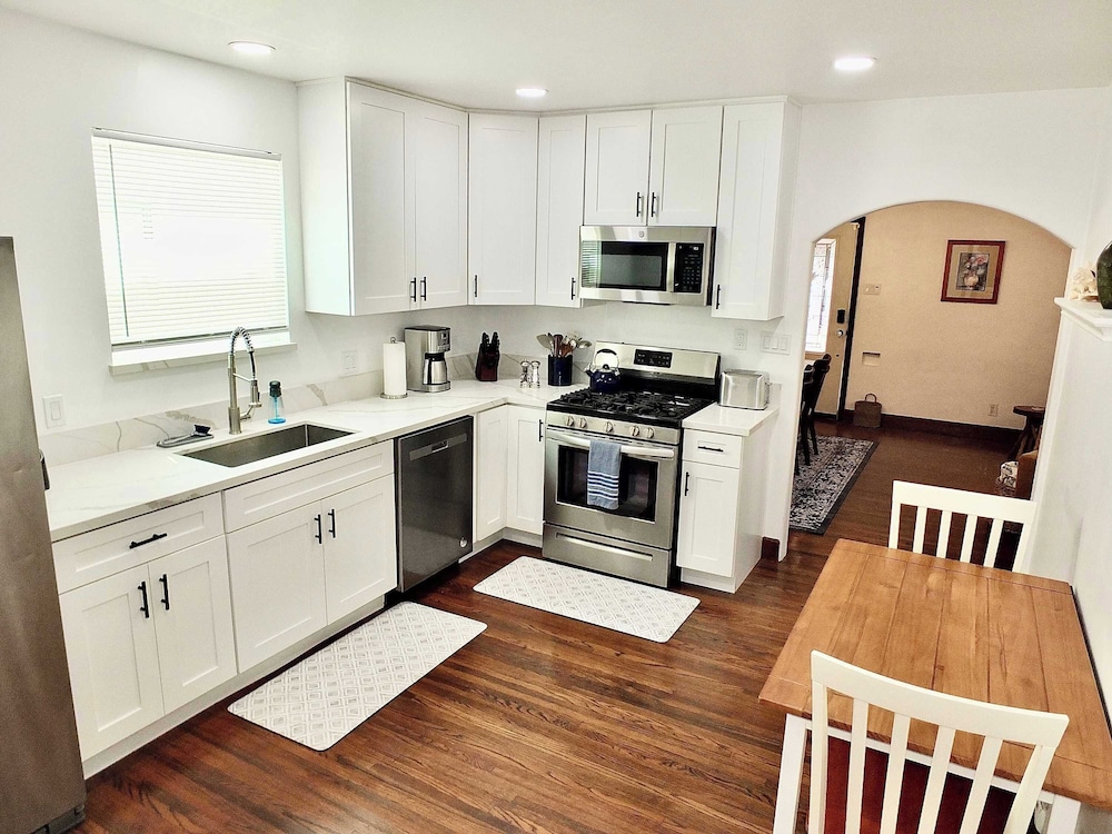 Belmont Shore Coastal Cottage - Cozy Home for 6 - 2 Blocks to Beach