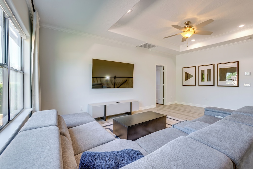 Yard & Workspaces: Luxe Duplex Unit in Houston
