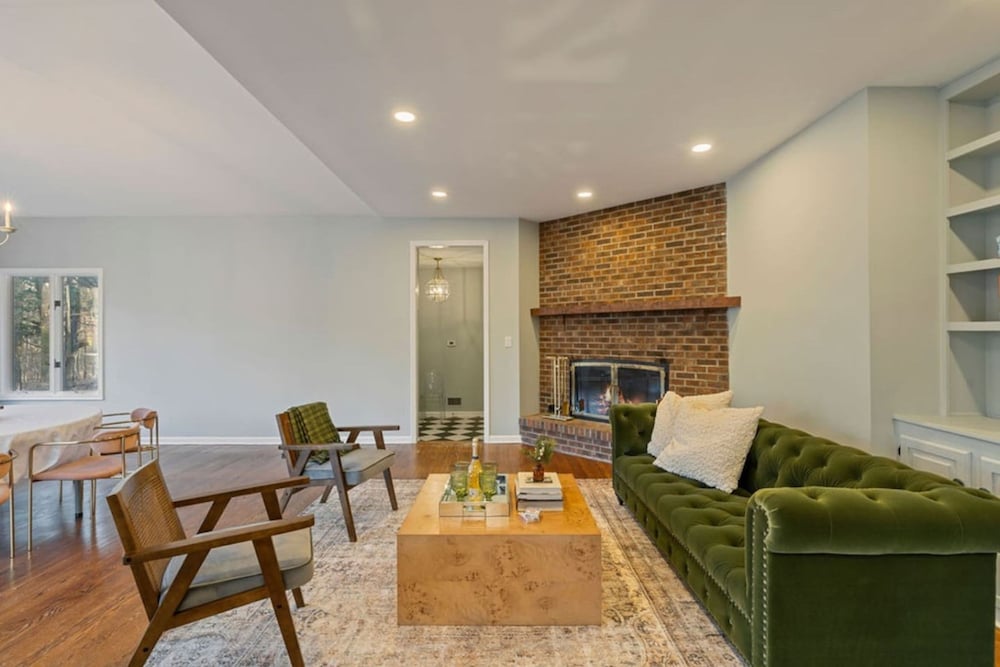 Peaceful Mini Mansion Sleeps 18