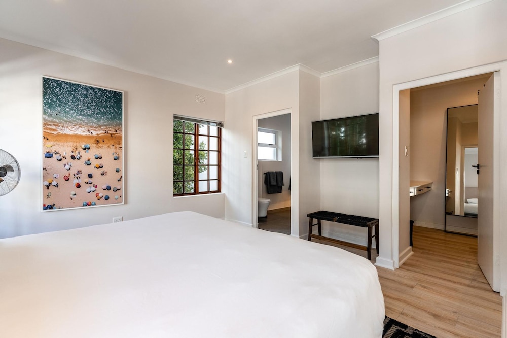 Cape Azure Oasis - Sea Point Retreat With hot tub