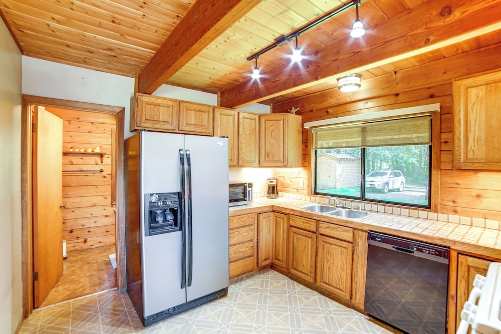 Hot Tub, 1 Mi to Beach: 12-acre Fort Bragg Cabin!