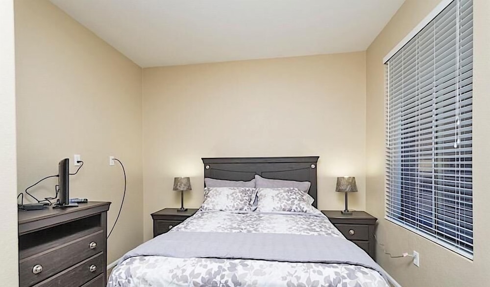 Phoenix Vacations - Glendale Getaway By Signature Vacation Rentals - Property Image 2
