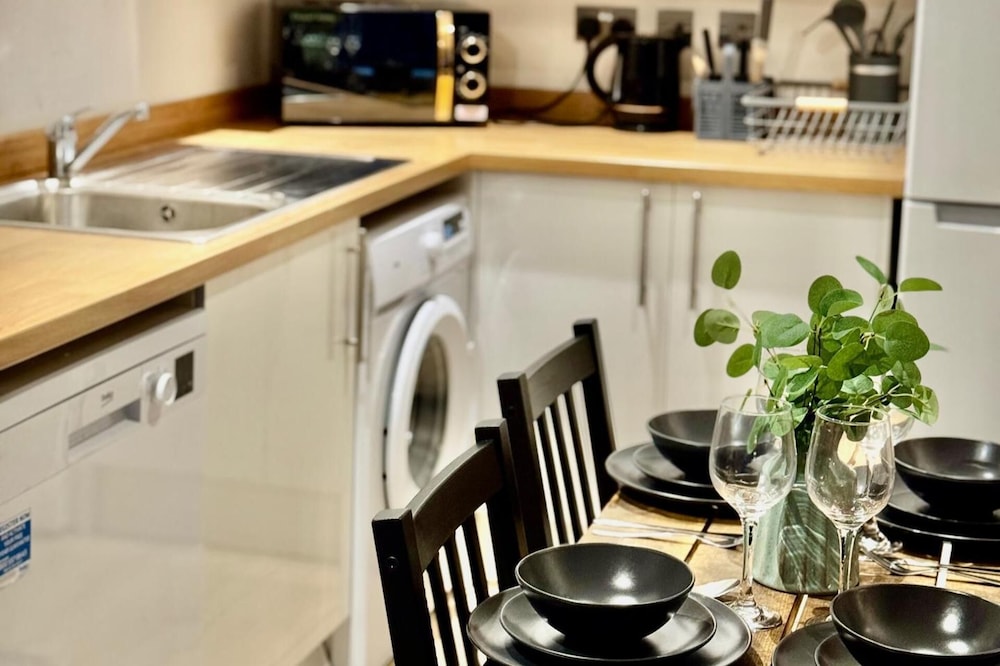 Stylish 1 bed Apartment - Sleeps 4 & Free Parking