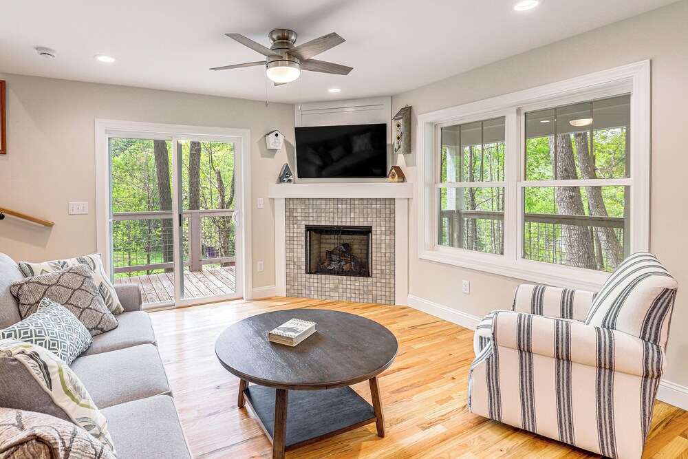 Farm On-site: Mtn-view Cottage in Hendersonville!