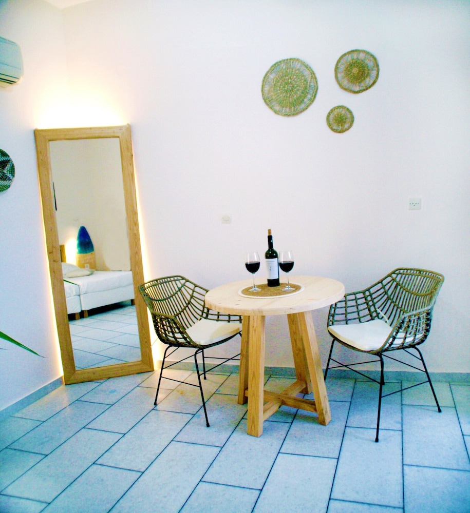 Studios Vrettos Beachfront Hotel
