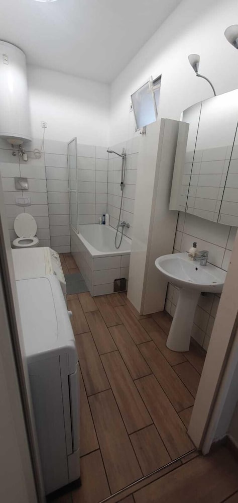 Affordable 2BR Stay 15 Min Enkplatz