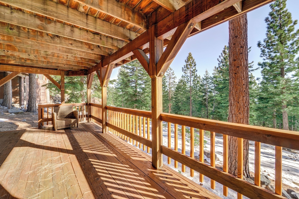 6 Mi to Ski Slopes! Family Tahoe Cabin w/ 3 Decks
