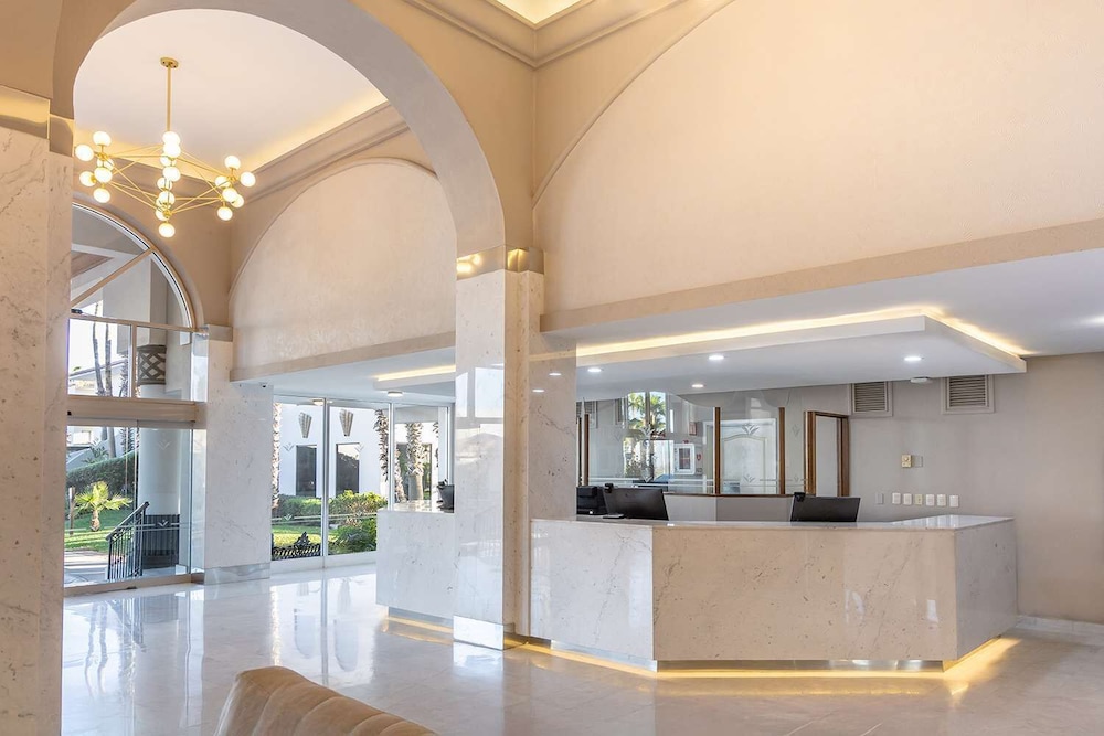 Deluxe Condo at Villa Del Palmar