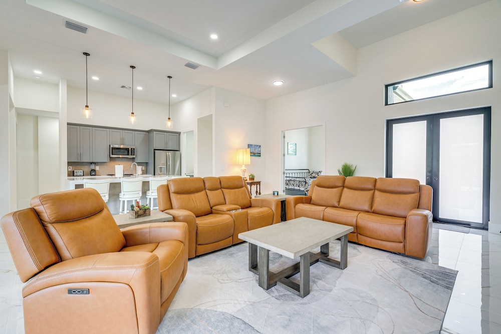 7 Mi to Dtwn Cape Coral: Home w/ Pool & Spa!