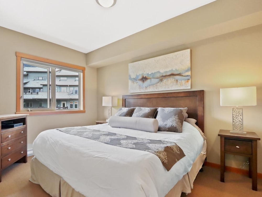 SPACIOUS 3-Br Luxury Condo | HEATED Pool + 3 Hot Tubs | Pool Table | Hm Theatre - Image 5