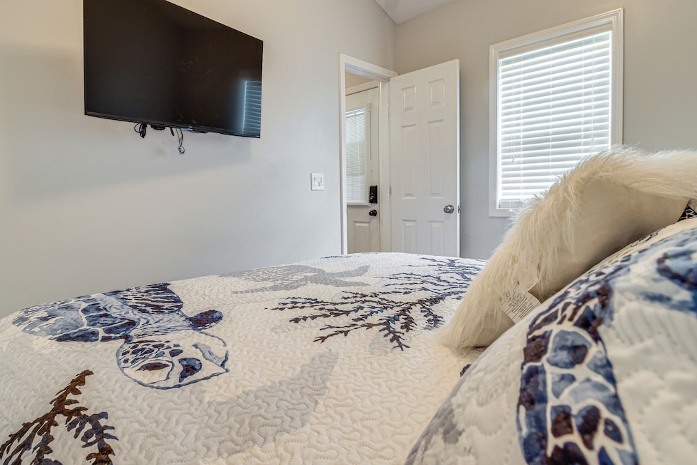 3 Mi to Icw: Coastal Carolina Home w/ Pool Access