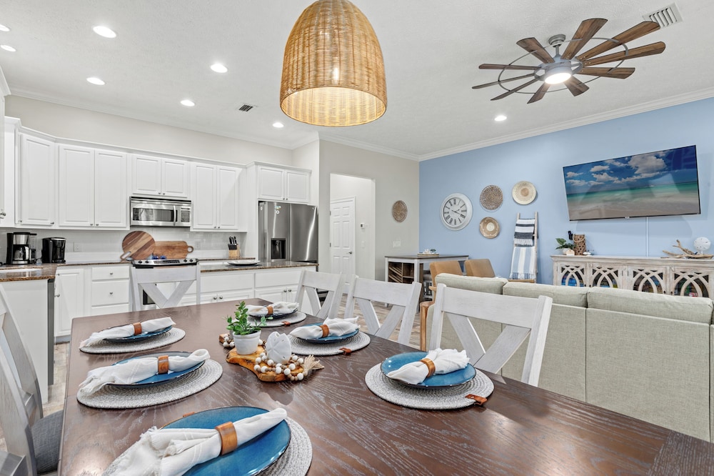 Escape to Sand Dollar Holler: Coastal Retreat, 3 Beds, 2.5 Baths, Sleeps 10!