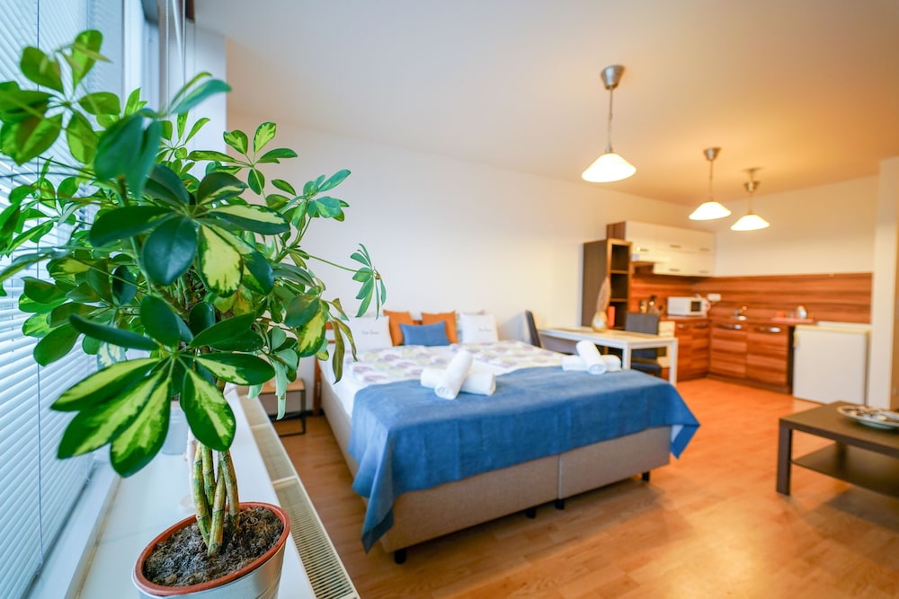 Flora Cozy Apartment by CHORS view 4