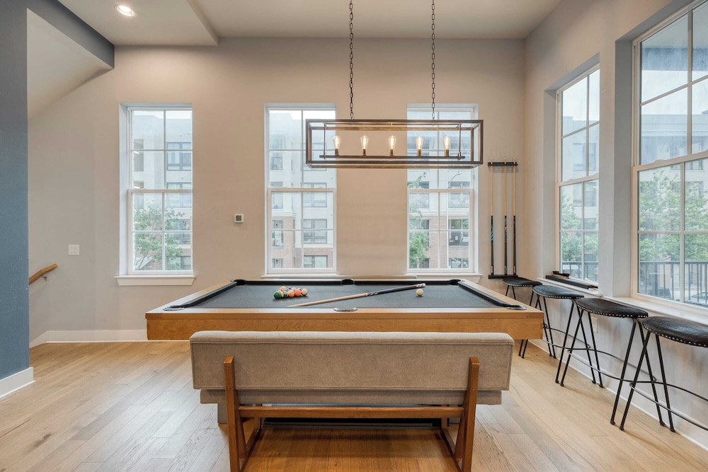 Town Lake Townhouse Hot Tub, Game Room & Skyline Views