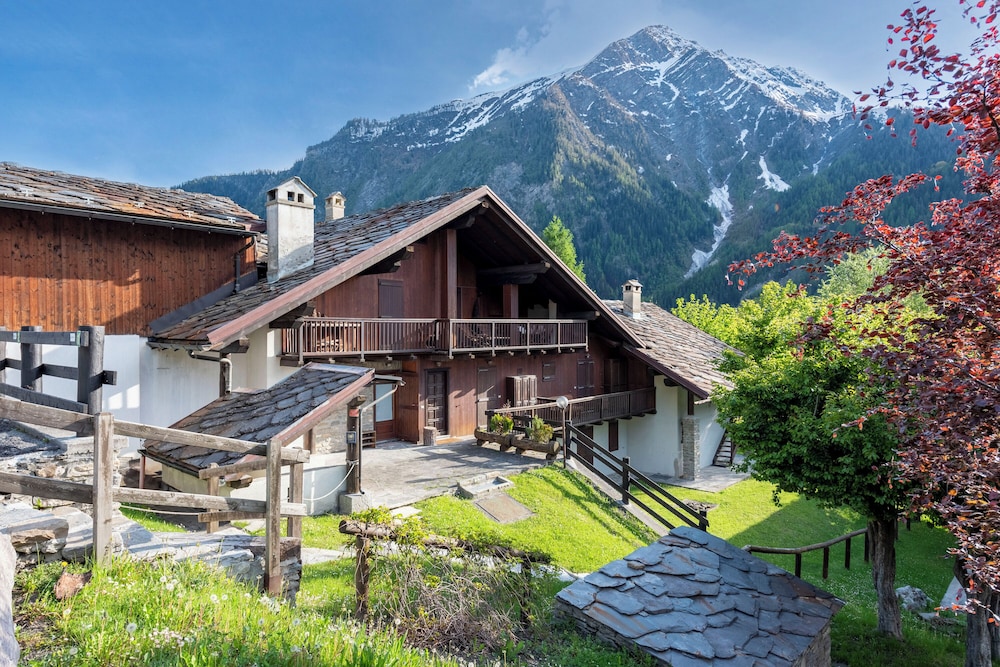 Charming Apartment With Garden in Courmay