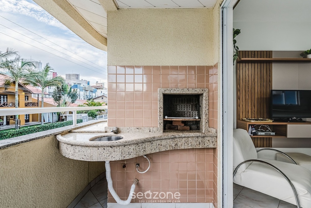 2BR apt W/balcony 220m Bombas Fdl103
