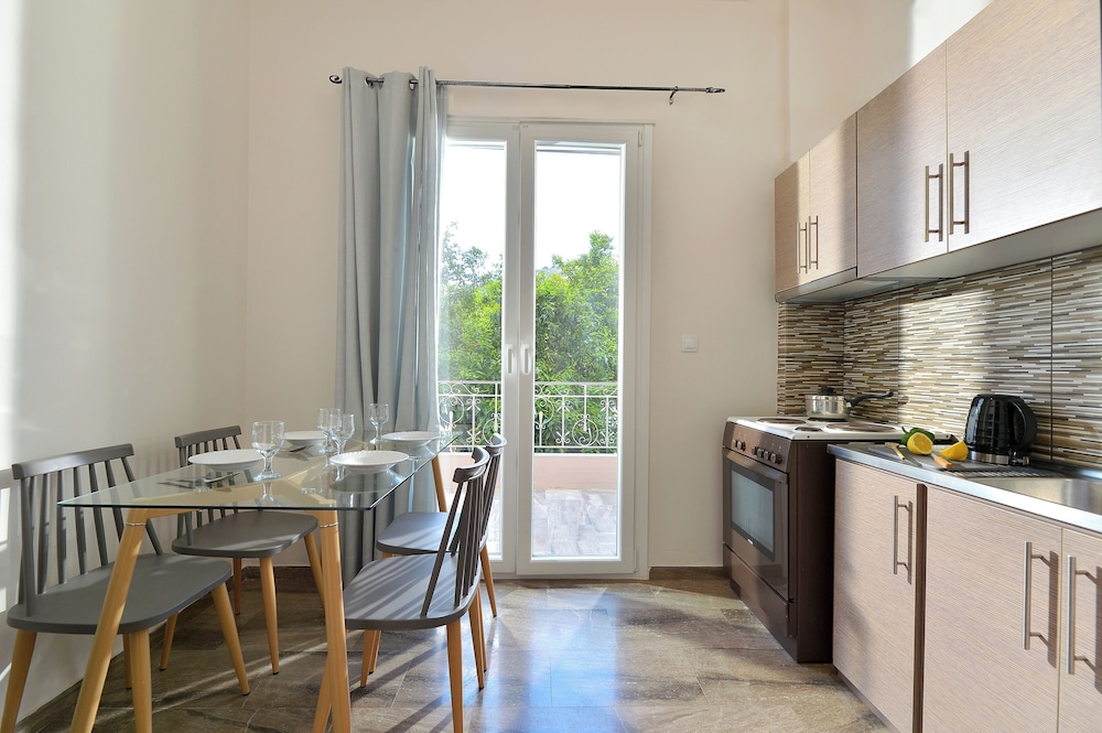 Stork Holiday Apartments - Garden & Sea View
