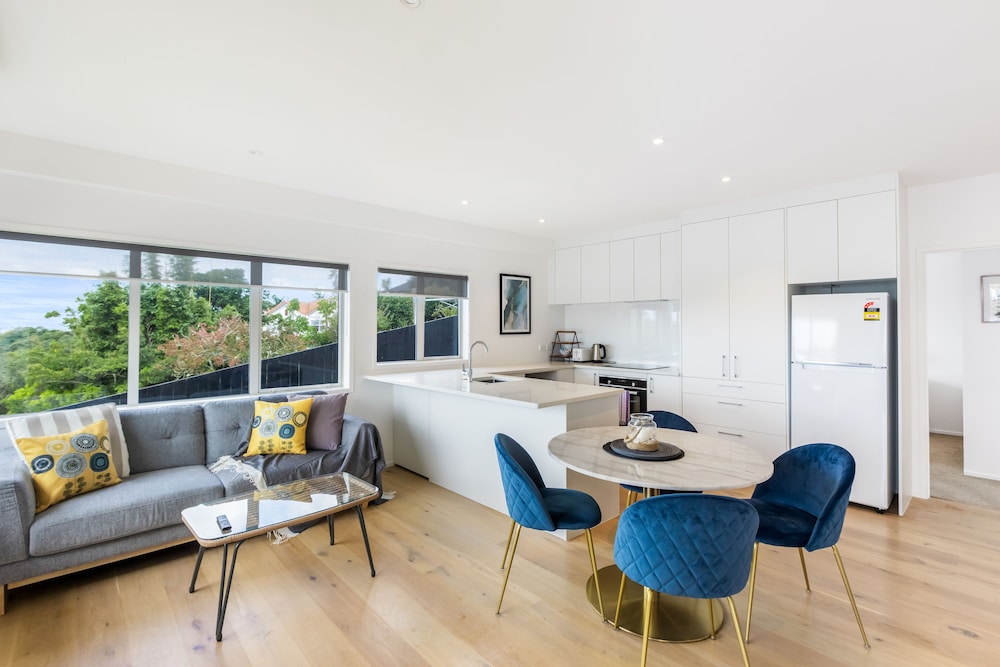 Sensational North Shore Retreat -Netflix view 5