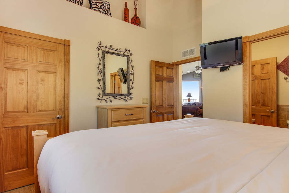 The Twin Owls 21a 2 Bedroom Condo by RedAwning - Property Image 26