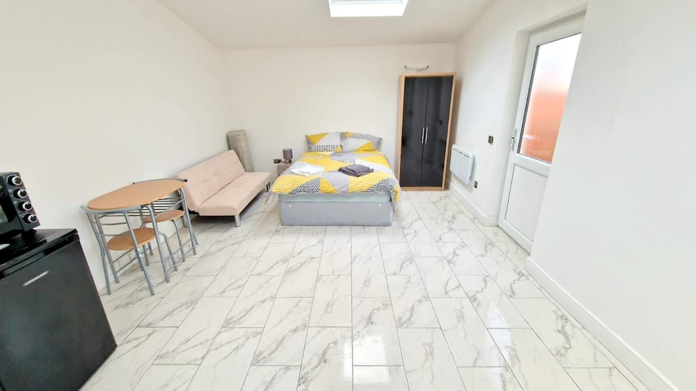 Croydon Vacations - Large Triple Studio Flat - Croydon - Property Image 1