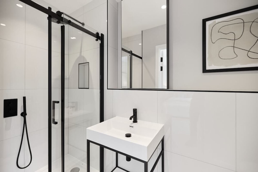 The Brondesbury Hideaway - Stylish 3bdr Flat With Balcony + Parking
