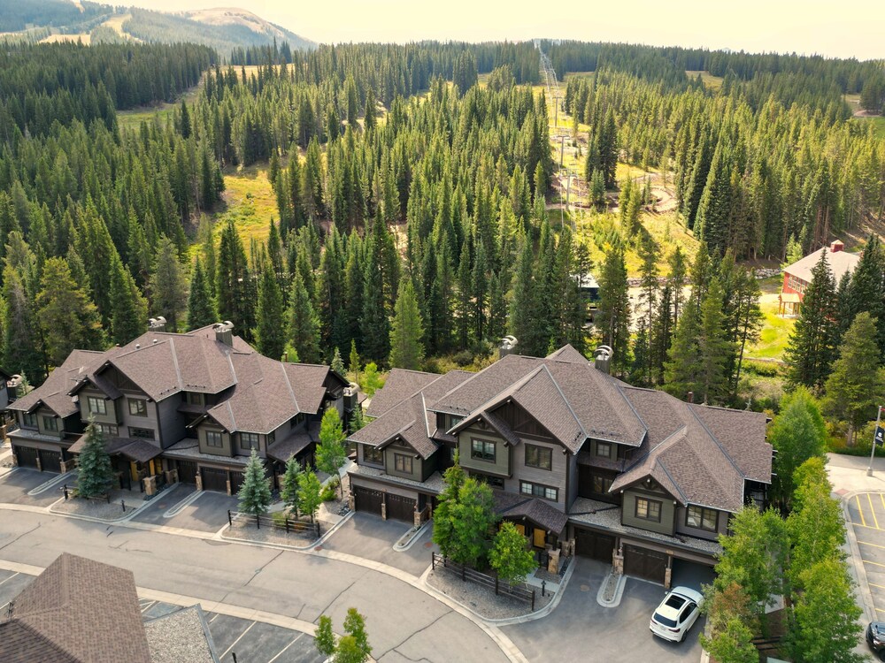 Short Walk to Ski Lift & Private Hot tub - 39C by RedAwning