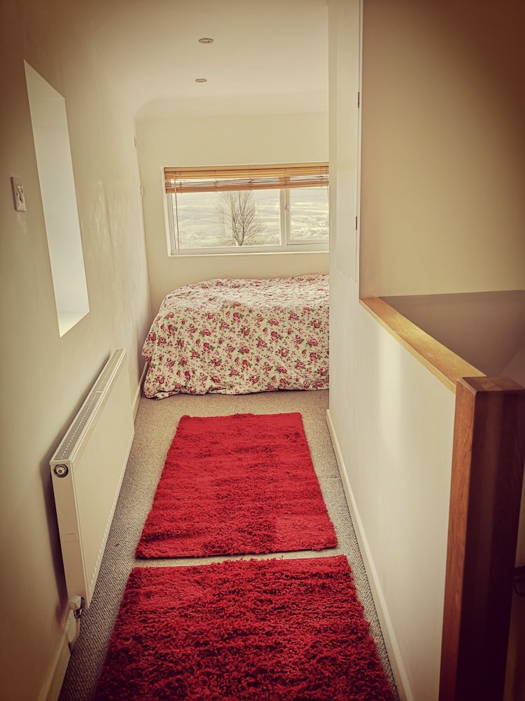 Charming 1-bed Maisonette With Mountain View view 3