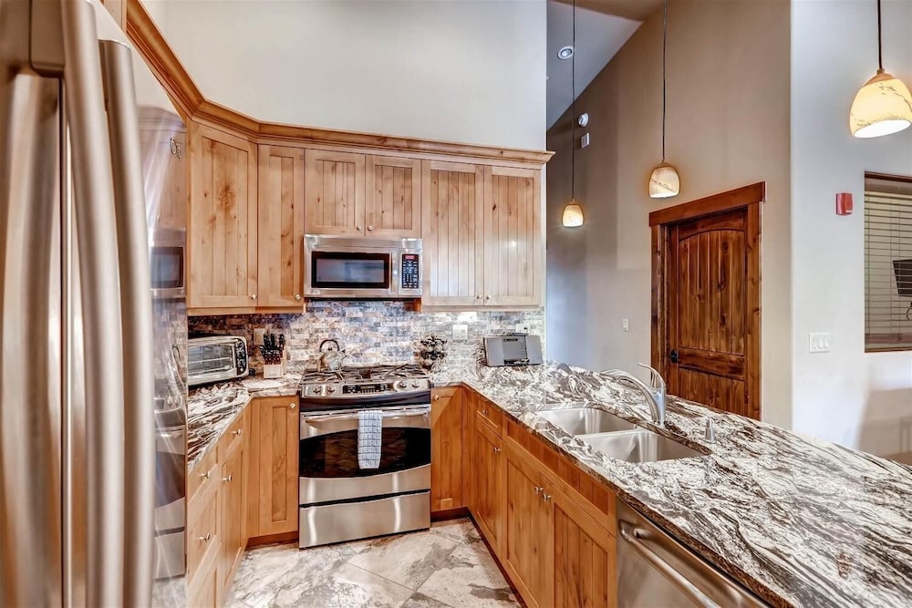 Boulevard Bend P2 3 Bedroom Condo by RedAwning