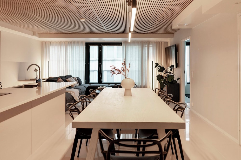 Luxurious 3-Br Apt with Balcony